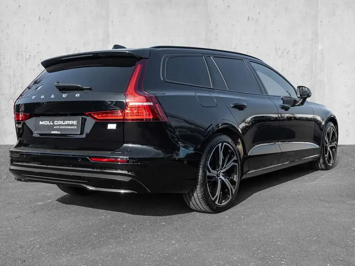 Gebraucht Volvo V60 Plus 310 PS (228 kW) 2024 Schwarz Kombi