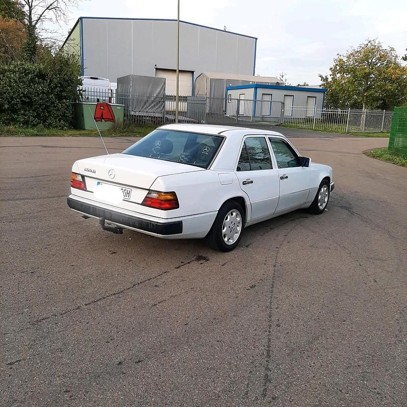 Second-hand Mercedes E230 132 CP (97 kW) 1990 Alb Berlinǎ
