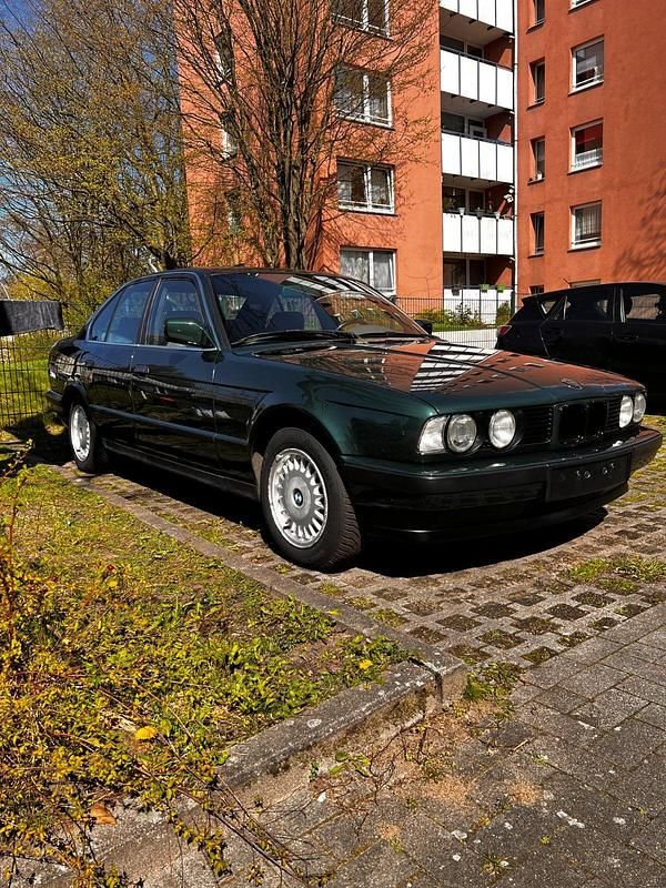 Grün Gebraucht 1991 BMW 520 Limousine | 4.099 € - Bild 1/4