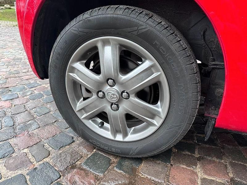 Gebraucht Toyota iQ 68 PS (50 kW) 2009 Rot Kleinwagen