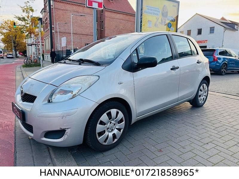 Silber Gebraucht 2010 Toyota Yaris Cool Limousine | 3.650 € (Guter Preis) - Bild 1/4