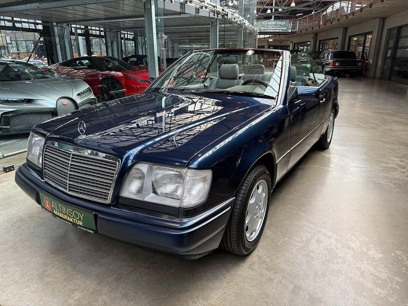 Blau Gebraucht 1996 Mercedes 220 Cabrio | 25.900 € - Bild 1/4
