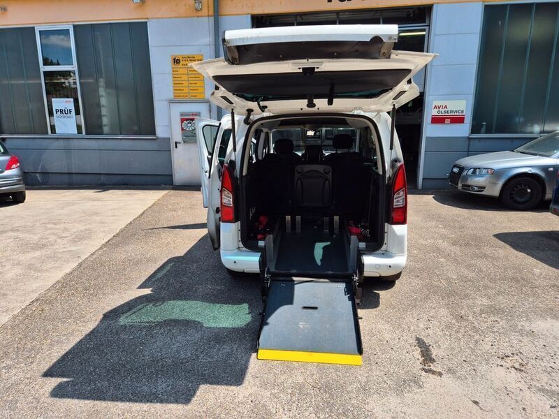 Weiß Gebraucht 2016 Peugeot Partner Tepee Allure Van / Kleinbus | 9.990 € (Teuer) - Bild 1/4
