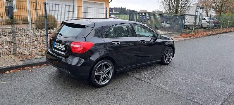 Gebraucht Mercedes A180 109 PS (80 kW) 2012 Schwarz Limousine