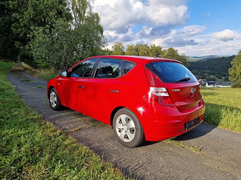 Rot Gebraucht 2010 Hyundai i30 Limousine | 3.200 € (Fairer Preis) - Bild 1/4