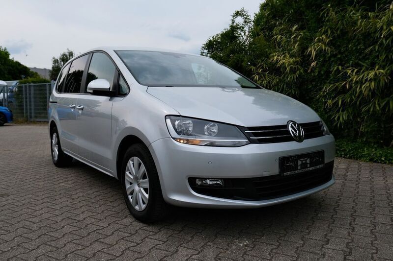 Silber Gebraucht 2012 VW Sharan Trendline Van / Kleinbus | 10.900 € (Fairer Preis) - Bild 1/4
