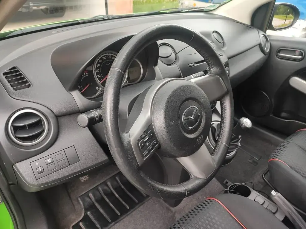 Gebraucht Mazda 2 Edition 75 PS (55 kW) 2012 Grün Kleinwagen