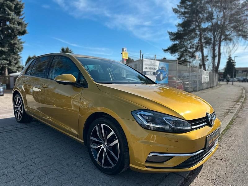 Gebraucht VW Golf VII Highline 125 PS (91 kW) 2017 Kurkumagelb metallic Limousine