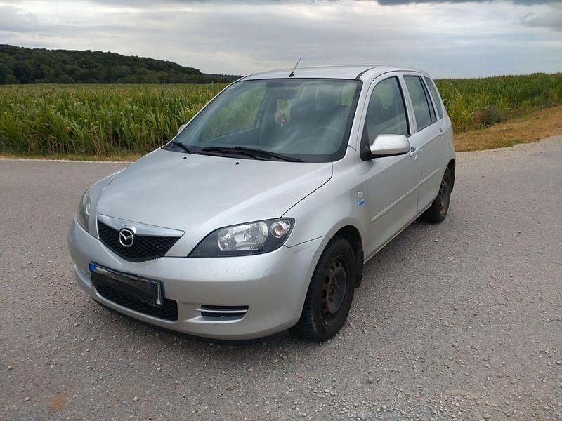 Silber Gebraucht 2004 Mazda 2 Active Limousine | 1.750 € (Fairer Preis) - Bild 1/4