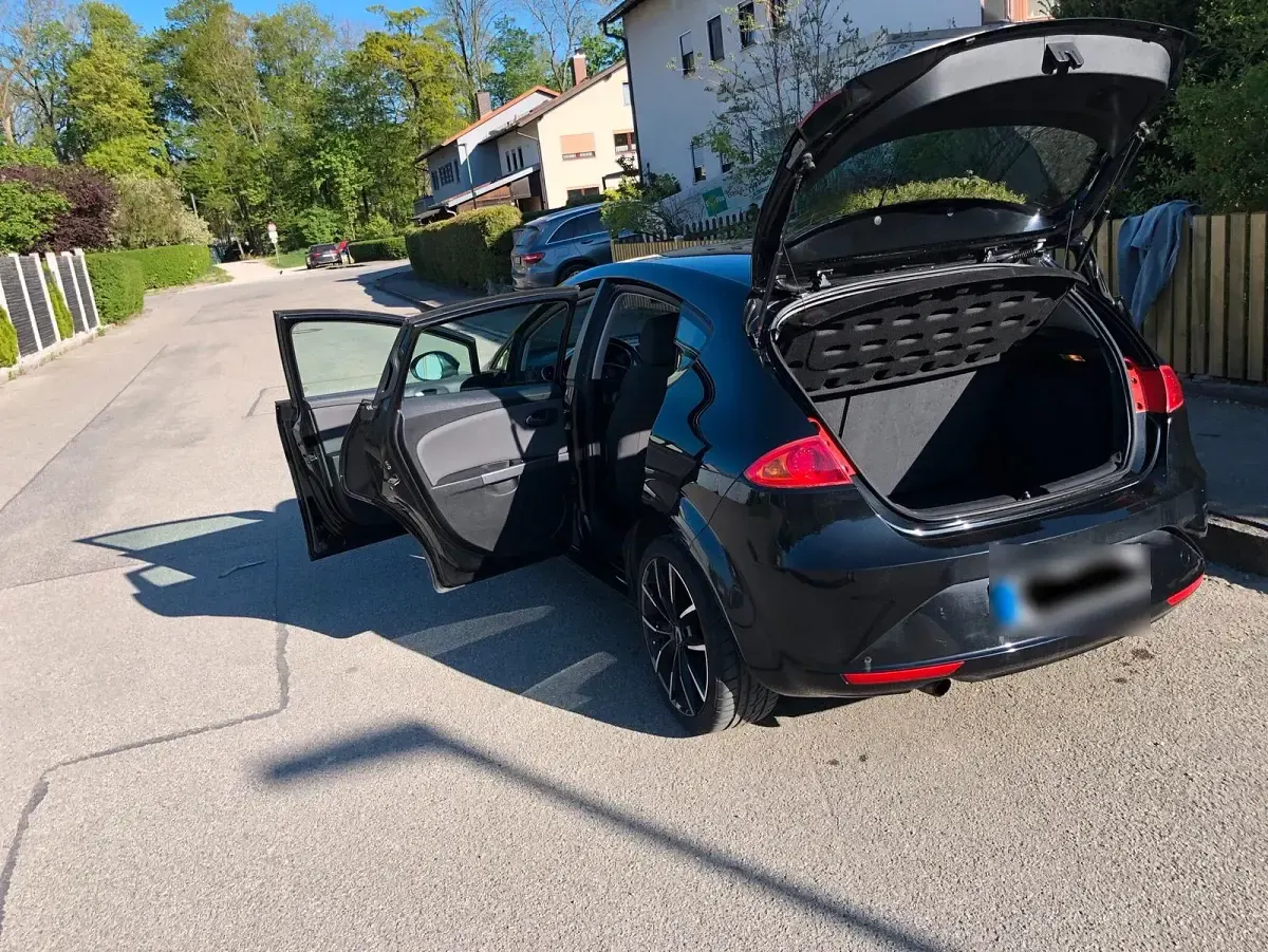Begagnad Seat Leon 105 HK (77 kW) 2012 Svart Sedan