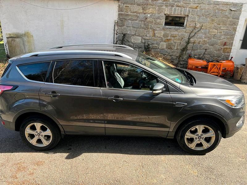 Usado Ford Kuga Titanium 150 HP (110 kW) 2016 Cinzento SUV