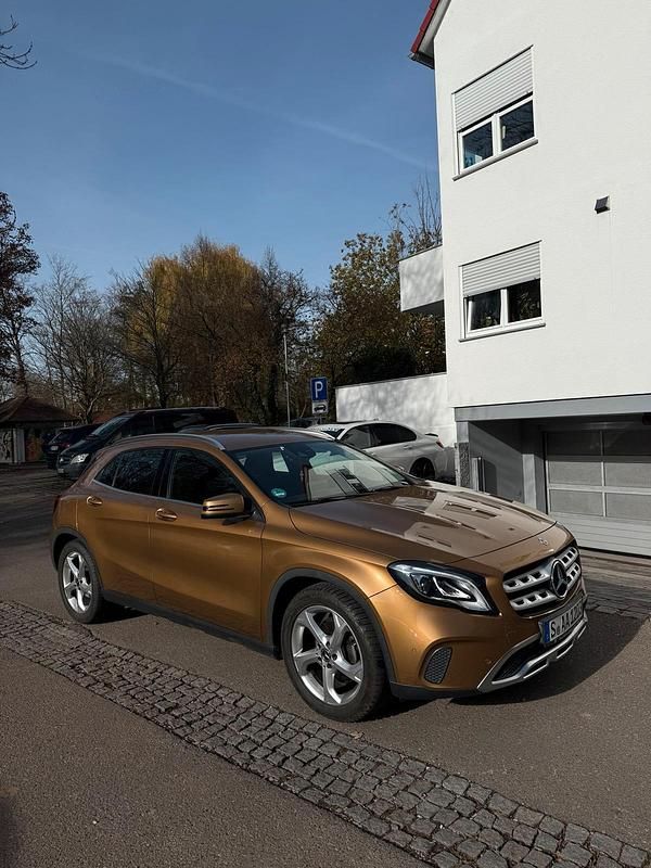 Gold Gebraucht 2018 Mercedes GLA180 SUV | 17.600 € - Bild 1/4