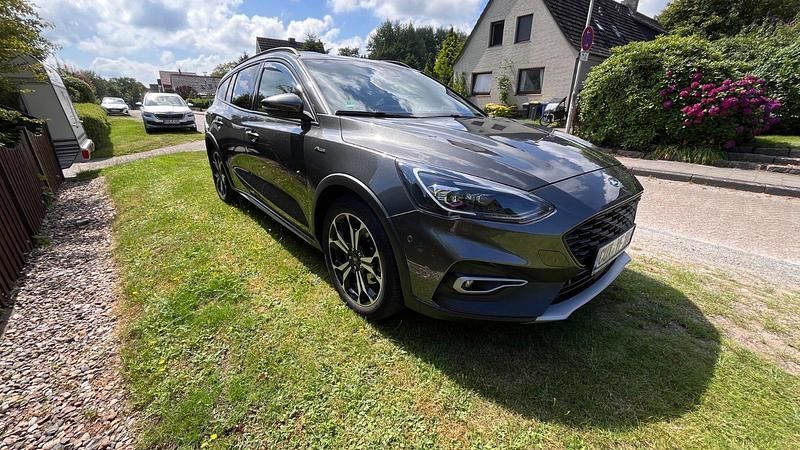 Grau Gebraucht 2021 Ford Focus Active X Kombi | 21.900 € (Fairer Preis) - Bild 1/4