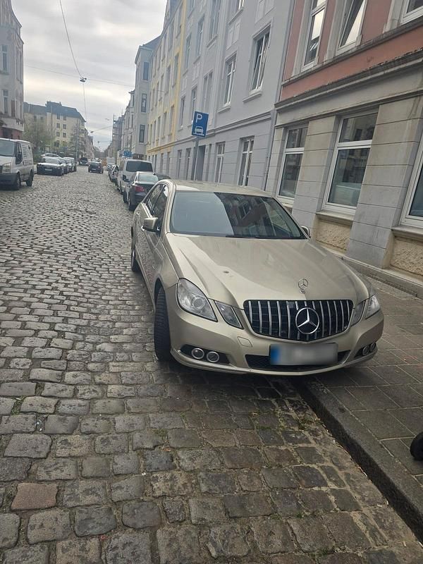 Gebraucht Mercedes E220 170 PS (125 kW) 2009 Gold Limousine