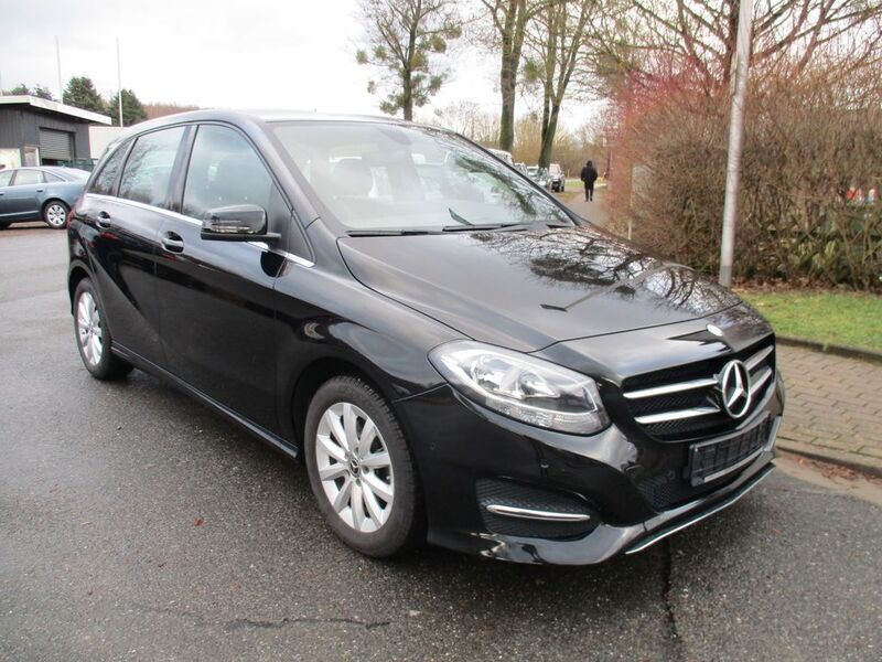 Schwarz Gebraucht 2018 Mercedes B180 Style Van / Kleinbus | 15.499 € (Guter Preis) - Bild 1/4