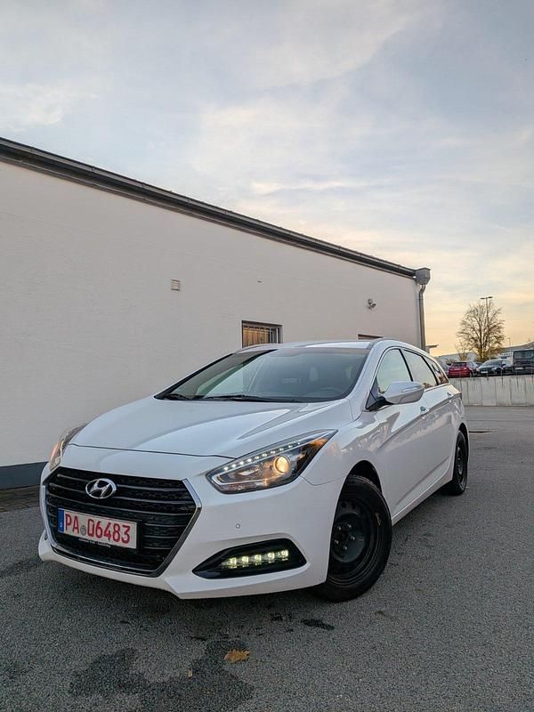 Weiß Gebraucht 2017 Hyundai i40 Kombi | 8.199 € (Fairer Preis) - Bild 1/4