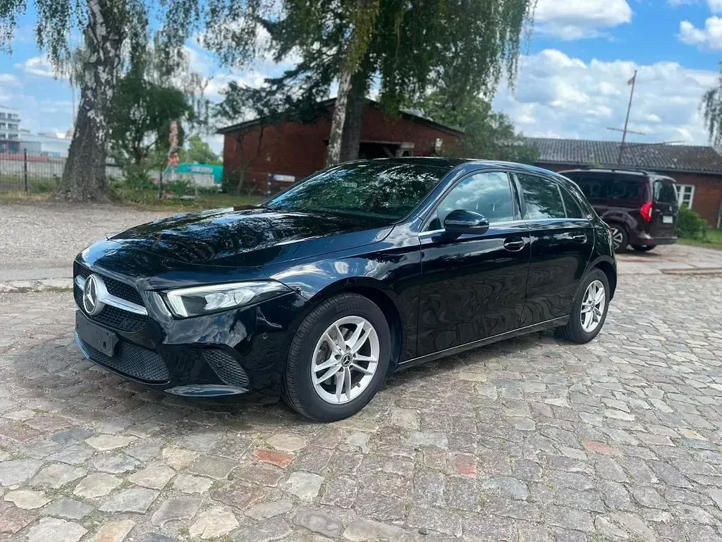 Gebraucht Mercedes A180 136 PS (100 kW) 2019 Schwarz Limousine