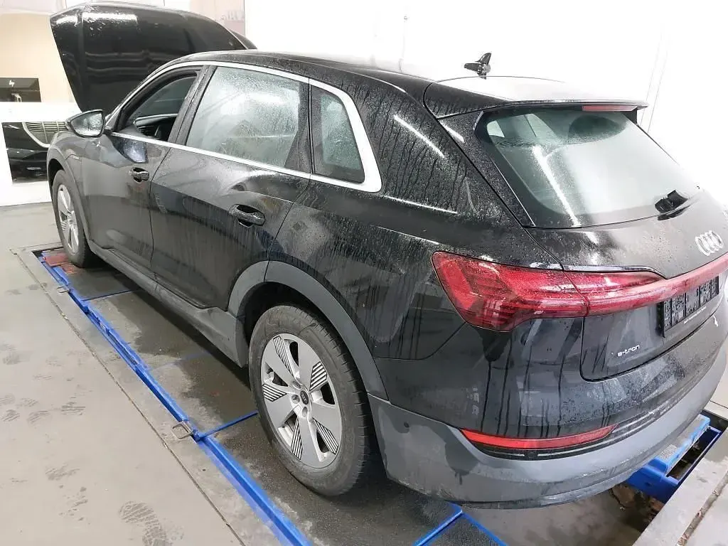 Second-hand Audi e-tron 300 kW (408 CP) 2023 Negru SUV