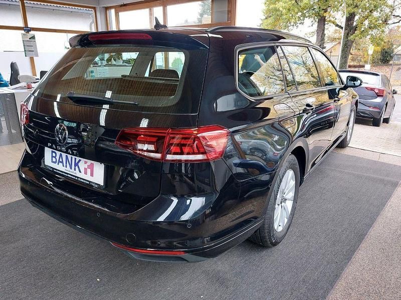 Gebraucht VW Passat Basis 150 PS (110 kW) 2022 Schwarz Kombi