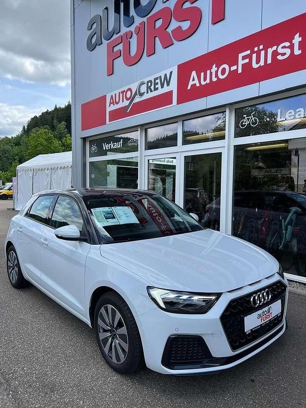 Gletscherweiß metallic Gebraucht 2021 Audi A1 Advanced Kleinwagen | 22.990 € (Fairer Preis) - Bild 1/4