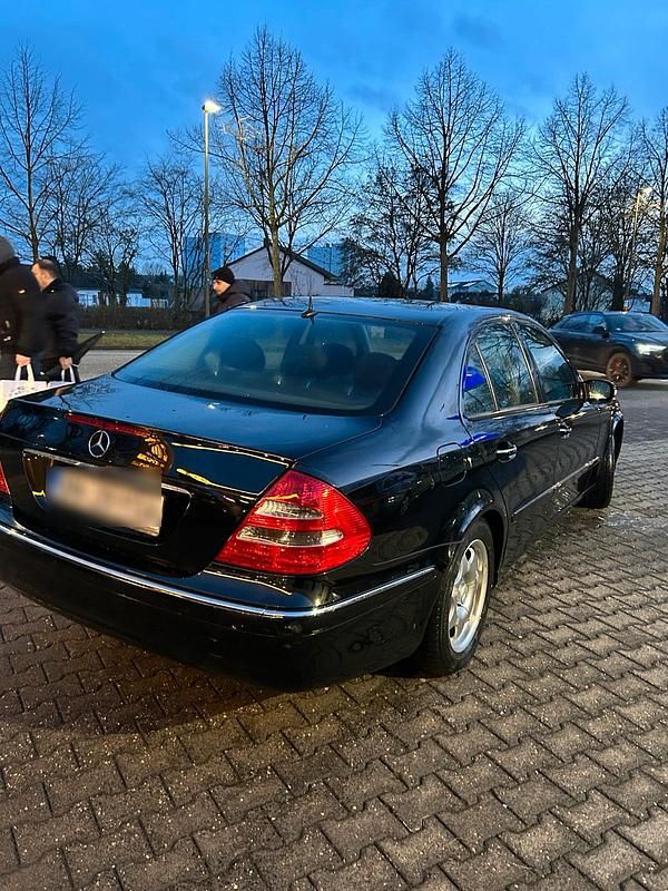 Gebraucht Mercedes E220 150 PS (110 kW) 2003 Schwarz Limousine