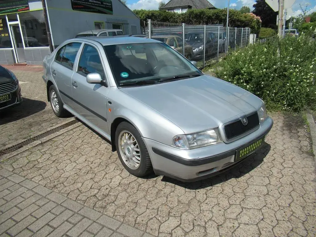 Gebraucht Skoda Octavia Ambiente 110 PS (80 kW) 2000 Silber Limousine