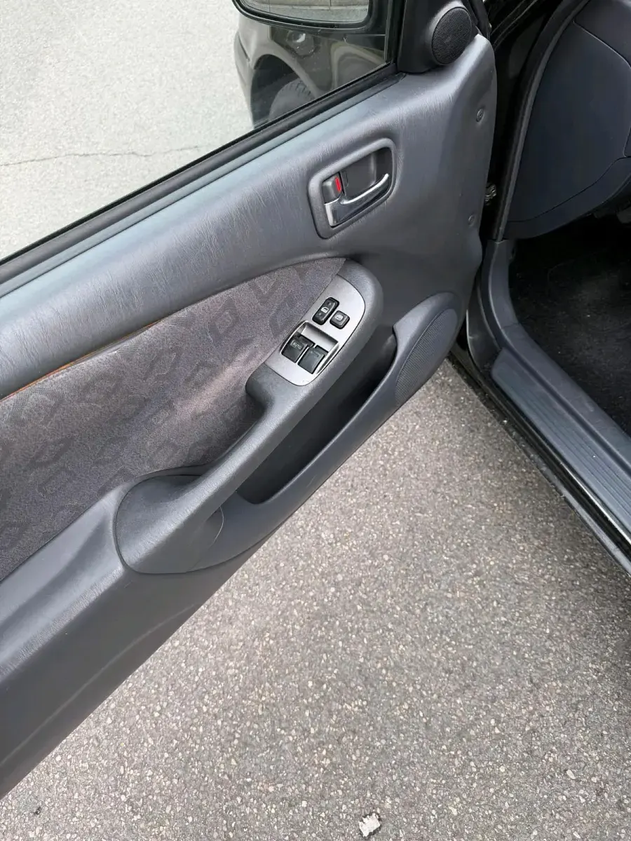 Używany Toyota Corolla 2002 Czarny Hatchback