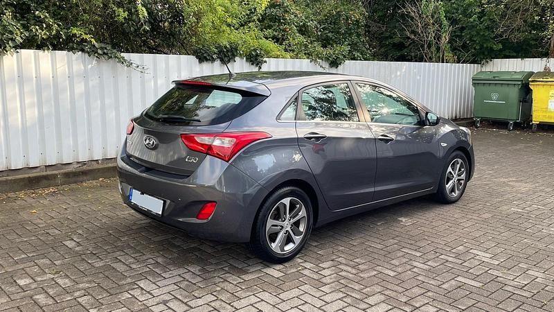 Grau Gebraucht 2015 Hyundai i30 Limousine | 9.500 € (Etwas zu teuer) - Bild 1/4