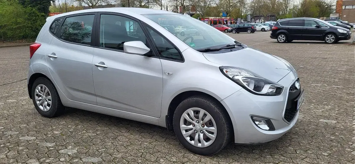 Gebraucht Hyundai ix20 Classic 90 PS (66 kW) 2015 Silber Kleinwagen