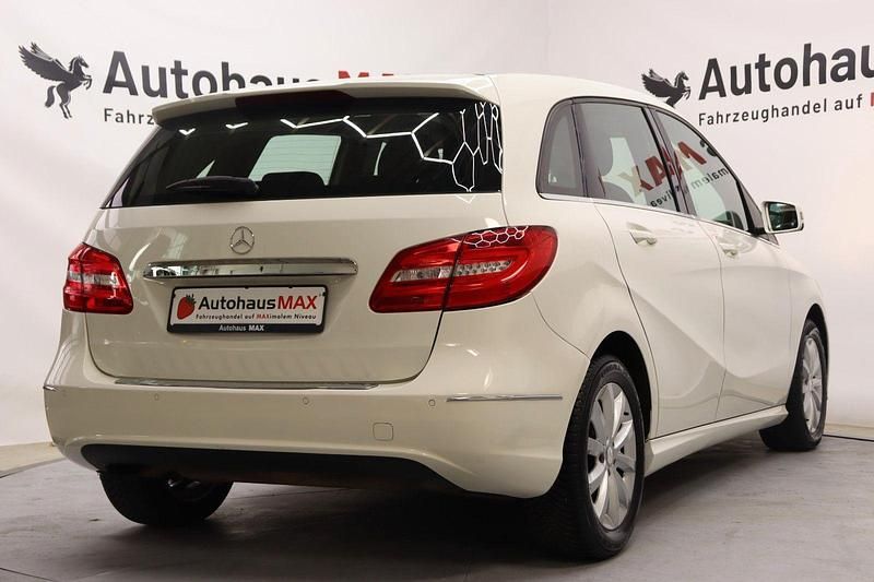 Gebraucht Mercedes B200 156 PS (114 kW) 2014 Calcitweiss/zirrusweiss Van / Kleinbus