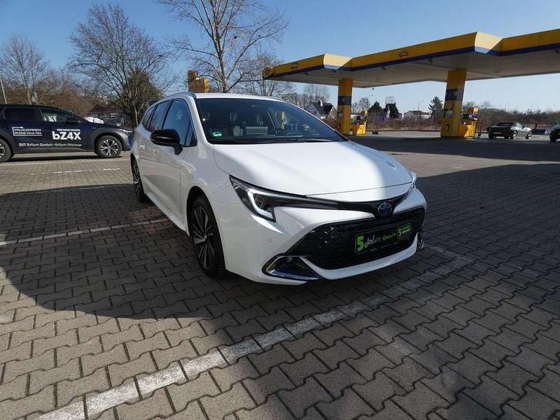 Neu Toyota Corolla 178 PS (130 kW) 2026 Super white 2 Kombi