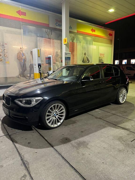 Schwarz Gebraucht 2012 BMW 118 Sport Line Kleinwagen | 8.900 € (Etwas zu teuer) - Bild 1/4