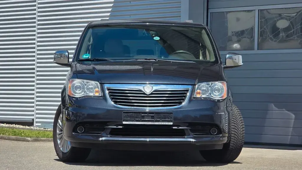 Usata Lancia Voyager Gold 178 CV (130 kW) 2013 Grigio Monovolume