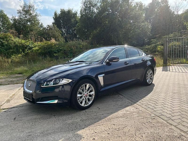 Blau Gebraucht 2014 Jaguar XF Limousine | 9.999 € (Guter Preis) - Bild 1/4