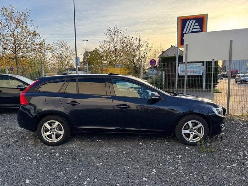 Gebraucht Volvo V60 Business Edition 190 PS (139 kW) 2016 Blau Kombi
