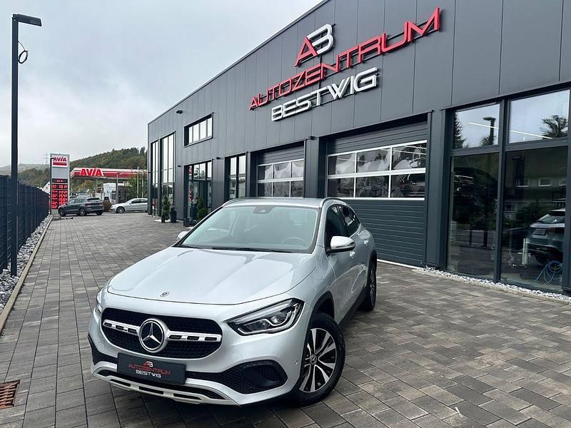 Silber Gebraucht 2021 Mercedes GLA220 Style SUV | 29.995 € (Superpreis) - Bild 1/3