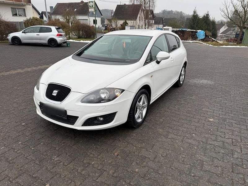 Weiß Gebraucht 2012 Seat Leon Kleinwagen | 4.000 € (Guter Preis) - Bild 1/4