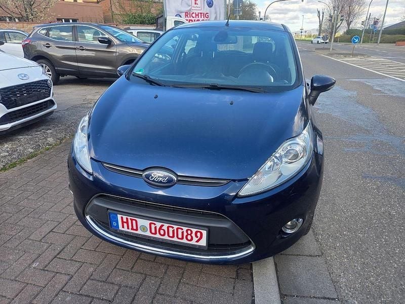 Gebraucht Ford Fiesta Titanium 82 PS (60 kW) 2012 Blau Kleinwagen