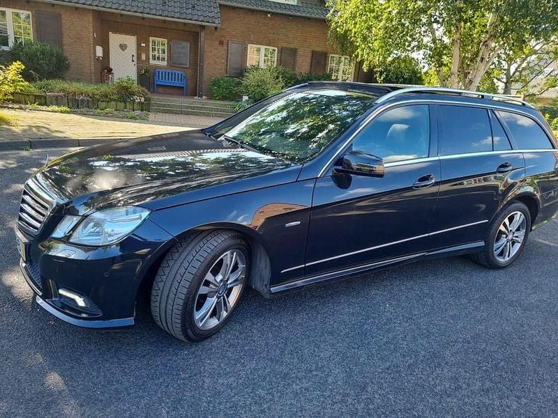 Gebraucht Mercedes E350 Avantgarde 211 PS (155 kW) 2010 Schwarz Limousine