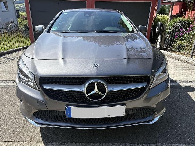 Grau Gebraucht 2018 Mercedes CLA180 Shooting Brake Kombi | 15.800 € (Guter Preis) - Bild 1/4
