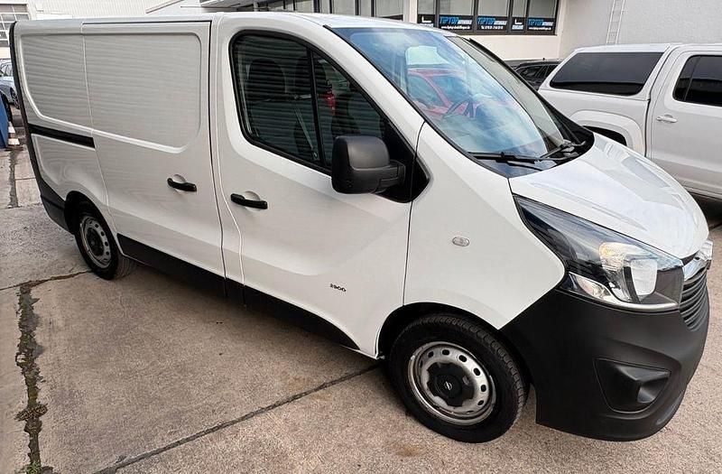 Gebraucht Opel Vivaro 121 PS (88 kW) 2018 Weiß Van / Kleinbus