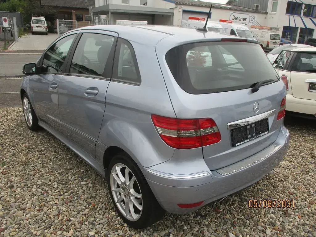 Gebraucht Mercedes B200 140 PS (102 kW) 2011 Blau Kleinwagen