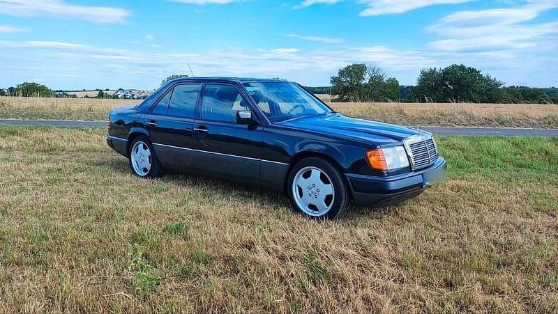 Schwarz Gebraucht 1989 Mercedes E260 Limousine | 12.500 € - Bild 1/4