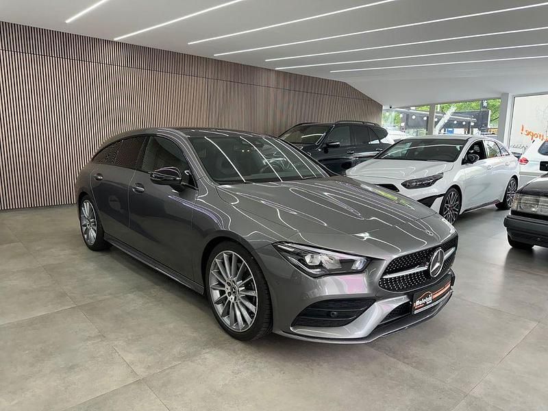Mountaingrau met. Gebraucht 2020 Mercedes CLA200 Shooting Brake AMG Kombi | 26.950 € (Fairer Preis) - Bild 1/4