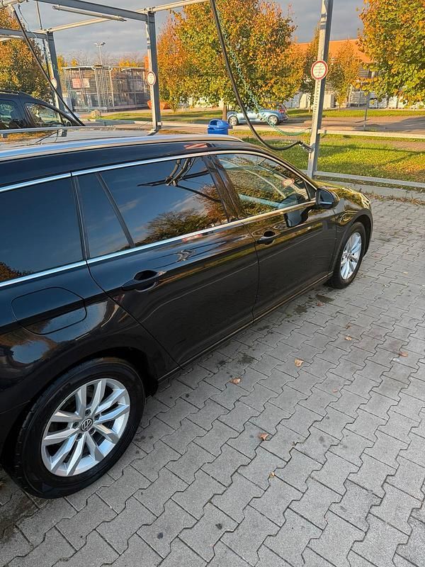 Schwarz Gebraucht 2017 VW Passat Kombi | 8.500 € (Guter Preis) - Bild 1/4