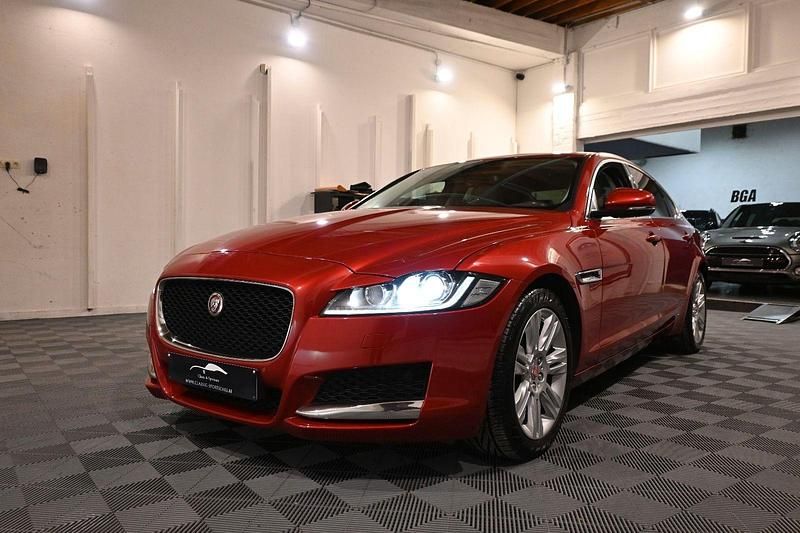 Rot Gebraucht 2015 Jaguar XF R-Sport Limousine | 14.200 € (Fairer Preis) - Bild 1/4