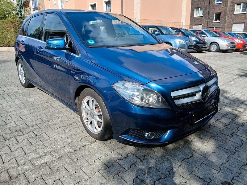 Blau Gebraucht 2012 Mercedes B180 Van / Kleinbus | 7.499 € (Guter Preis) - Bild 1/4