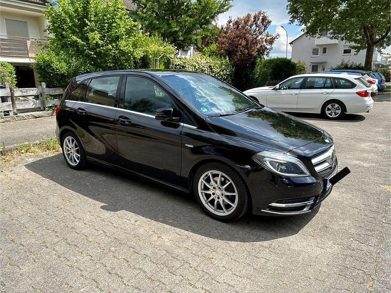 Schwarz Gebraucht 2012 Mercedes B180 Van / Kleinbus | 8.800 € (Fairer Preis) - Bild 1/4