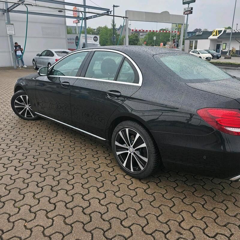 Schwarz Gebraucht 2016 Mercedes E220 Limousine | 22.000 € (Guter Preis) - Bild 1/4
