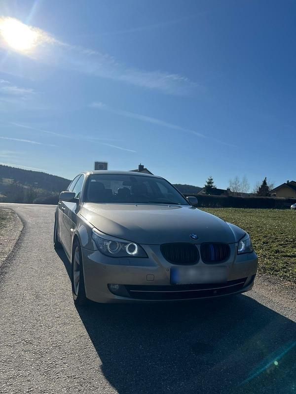 Gebraucht BMW 530 235 PS (172 kW) 2009 Gold Limousine